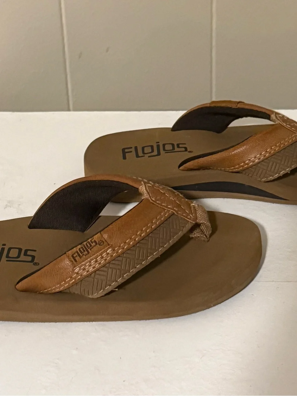Flojos Kids Tan/Brown Padded Strap Flip Flops (11)